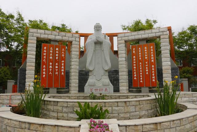 學(xué)校人文環(huán)境建設(shè)，人文物質(zhì)環(huán)境+人文精神環(huán)境     