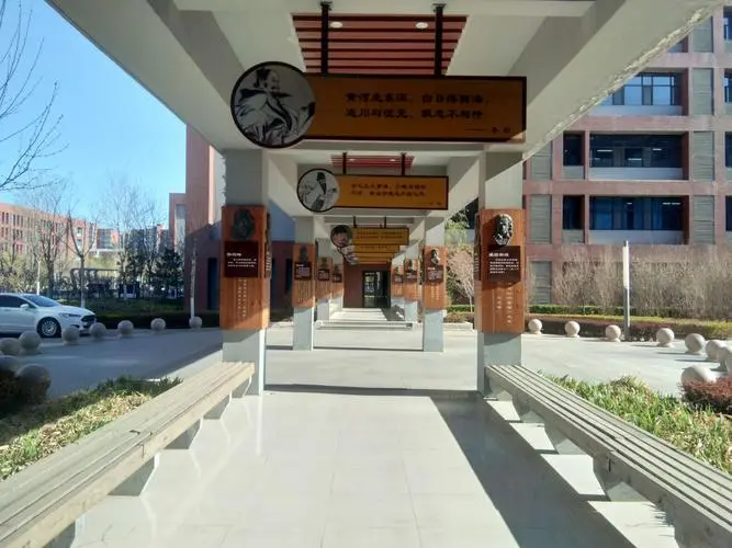 獨特的校園文化環(huán)境能感染和啟發(fā)學生