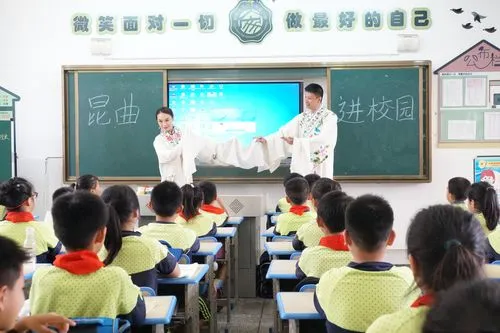 校園文化的建設應該豐富多彩，突出校園文化遺產(chǎn)