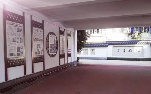 在校園的整體設(shè)計(jì)中，優(yōu)化了群體建筑的外部空間