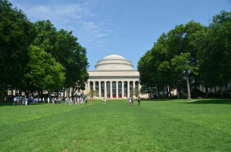 一個(gè)好友的國外校園淺談